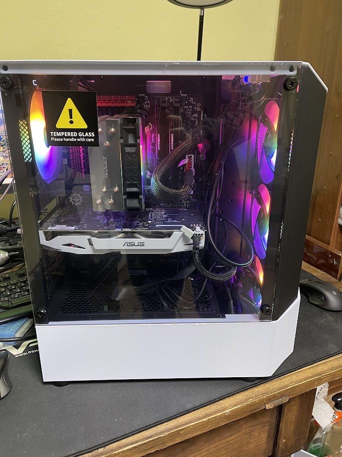 Білий корпус ПК з RGB-підсвічуванням
